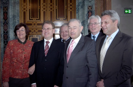 50-jähriges Jubiläum der AGSV Bayern Von links nach rechts: Sozialministerin Christa Stewens, Wolfgang Kurzer, Wolfgang Heißerer, Ministerpräsident Dr. Günther Beckstein, Sigbert Mantel, Robert Kasseckert (2008)