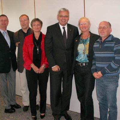 Jahrestagung der Arbeitsgemeinschaft der Schwerbehindertenvertretungen der Länder (AGSV-L) - Vom 27. September bis 01. Oktober 2010 traf sich die Arbeitsgemeinschaft der Schwerbehindertenvertretungen der Länder im Berliner ABACUS Tierparkhotel. Insgesamt 30 Mitglieder kamen der Einladung der Vorsitzenden der AGSV-L und Hauptschwerbehindertenvertretung des Landes Berlin Sabine Schwarz nach. Die Teilnehmer besuchten nicht nur den SoVD Landesverband Berlin-Brandenburg wo sie mit dem Präsidenten Adolf Bauer und dem Abteilungsleiter für Sozialpolitik Hans-Jürgen Leutloff sprachen, sondern konnten auch den Beauftragten der Bundesregierung für Belange behinderter Menschen, Hubert Hüppe begrüßen. Hüppe diskutierte mit den Mitgliedern der AGSV-L über den Entwurf zum Aktionsplan der Bundesregierung zur UN-Behindertenrechtskonvention, sprach über Änderungen im Sozialgesetzbuch Neuntes Buch (SGB IX) und über die Behindertenpolitik in ganz Europa. (2010)