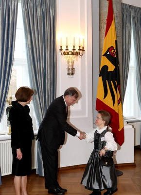 Neujahrsempfang des Bundespräsidenten - Als Mitglied der AGSV Bayern und als Redaktionsmitglied durfte Adelheid Jung bei dem Neujahrsempfang des Herrn Bundespräsidenten am 9. Januar 2008 in ihrer Funktion als Schwerbehindertenvertreterin des Bayer. Staatsministeriums der Finanzen, Mitglied im Stenographen-Zentralverein und im Verein kleinwüchsiger Menschen teilnehmen, wo jedes Jahr ehrenamtliche Bürgerinnen und Bürger eingeladen werden. (2008)