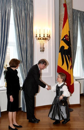 Neujahrsempfang des Bundespräsidenten - Als Mitglied der AGSV Bayern und als Redaktionsmitglied durfte Adelheid Jung bei dem Neujahrsempfang des Herrn Bundespräsidenten am 9. Januar 2008 in ihrer Funktion als Schwerbehindertenvertreterin des Bayer. Staatsministeriums der Finanzen, Mitglied im Stenographen-Zentralverein und im Verein kleinwüchsiger Menschen teilnehmen, wo jedes Jahr ehrenamtliche Bürgerinnen und Bürger eingeladen werden. (2008)