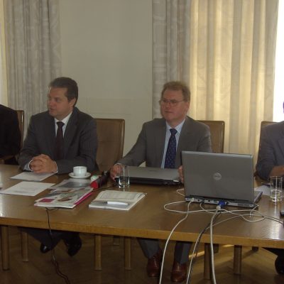 Versammlung der AGSV Bayern - Die Mitglieder der AGSV Bayern trafen sich am 27. April 2010 im Bayerischen Staatsministerium für Ernährung, Landwirtschaft und Forsten in München. Der Vorsitzende Wolfgang Kurzer konnte als Vertreter des Ministeriums den Amtschef Martin Neumeyer begrüßen. Neumeyer betonte in seinem Grußwort den hohen Stellenwert der Beschäftigung von schwerbehinderten Menschen beim Freistaat Bayern. Alte Vorurteile, die oftmals als Hindernis für eine Einstellung gesehen werden, lassen sich nach Überprüfung nicht aufrecht erhalten. So sind in dem Geschäftsbereich des StMELF z. B. die Krankheitszeiten der schwerbehinderten Mitarbeiter deutlich unter den durchschnittlichen Fehlzeiten aller Beschäftigten. Damit ist die These widerlegt, dass schwerbehinderte Beschäftigte häufiger krank sind als die sogenannten „nichtbehinderten“ Beschäftigten. Neumeyer unterstützt ausdrücklich die Arbeit der AGSV Bayern auf europäischer Ebene. (2010)
