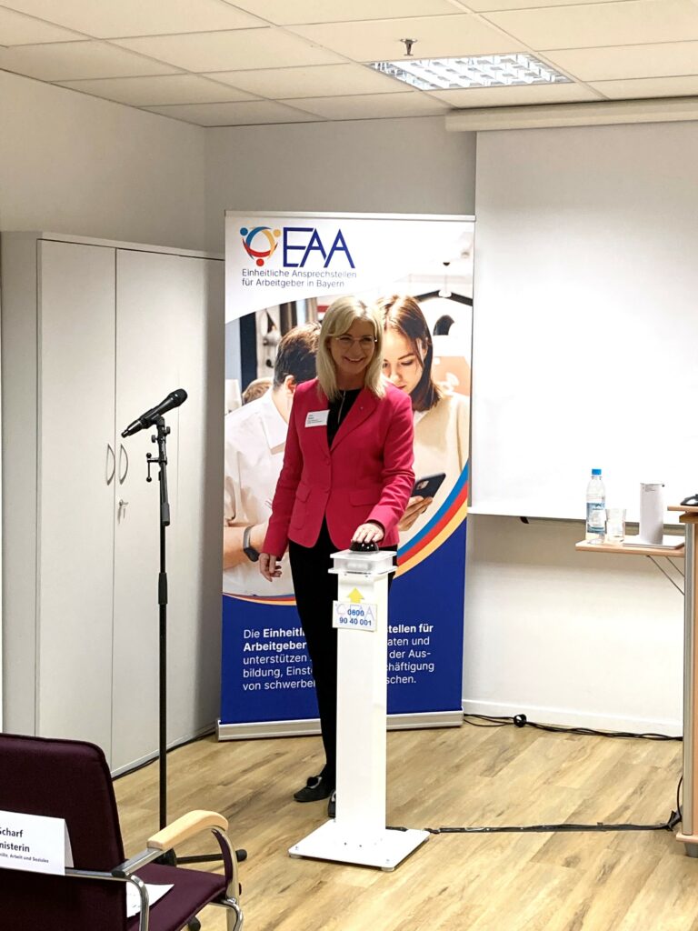 Das Foto zeigt Sozialministerin Ulrike Scharf beim Termin.