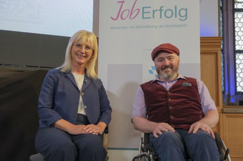 Das Foto zeigt Sozialministerin Ulrike Scharf und den Beauftragten der Bayerischen Staatsregierung für die Belange von Menschen mit Behinderung Holger Kiesel
