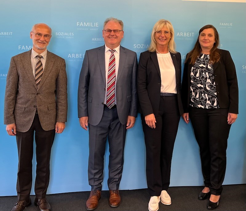 Das Bild zeigt von rechts nach links: Birgit Kowolik (Vorstandsmitglied der AGSV Bayern), Staatmi-nisterin Ulrike Scharf, Wolfgang Kurzer (Vorstandsvorsitzender der AGSV Bayern), Johann Radlin-ger (Vorstandsmitglied der AGSV Bayern)