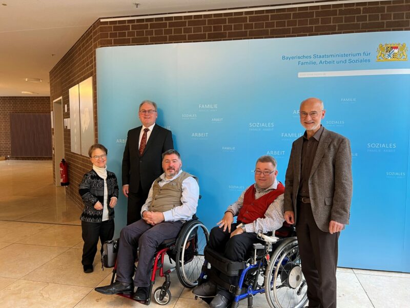 Bild zeigt von links nach rechts Adelheid Jung (Mitglied des Vorstandes der AGSV Bayern), Wolfgang Kurzer (Vorsitzender des Vorstandes der AGSV Bayern), Holger Kiesel (Behindertenbeauftragter der Bayerischen Staatsregierung), ChristianLöhr (stellvertretender Vorsitzender des Vorstandes der AGSV Bayern), Johann Radlinger (Mitglied des Vorstandes der AGSV Bayern)