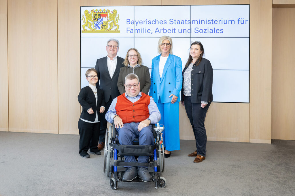 Gesprächsteilnehmer von links nach rechts: Adelheid Jung, Wolfgang Kurzer, Andrea Wagner, Christian Löhr, Staatsministerin Ulrike Scharf, Birgit Kowolik
