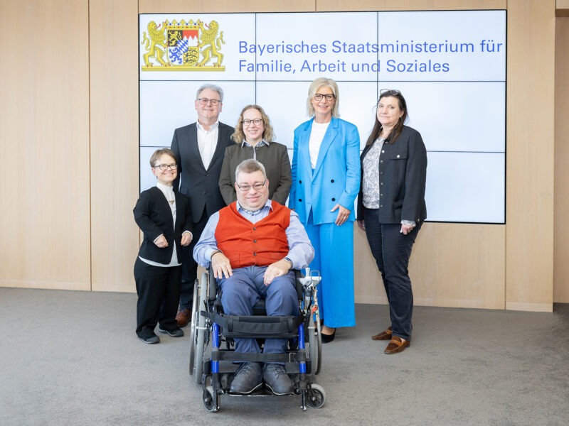 Gesprächsteilnehmer von links nach rechts: Adelheid Jung, Wolfgang Kurzer, Andrea Wagner, Christian Löhr, Staatsministerin Ulrike Scharf, Birgit Kowolik